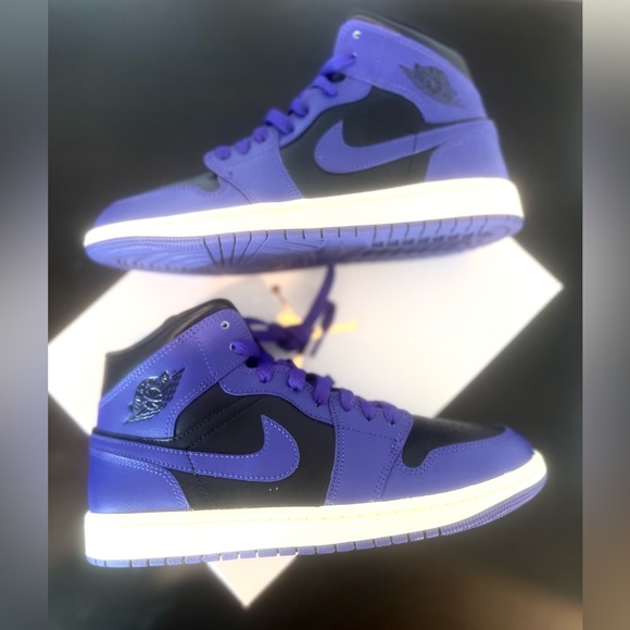 Women’s Nike Air Jordan Retro 1 Mid - Size 9.5 - Picture 1 of 10